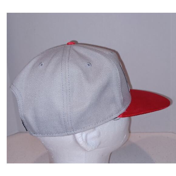 Nintendo NES Controller Hat Snapback Adjustable Flat Bill Baseball Cap Gray Red - Picture 4 of 6